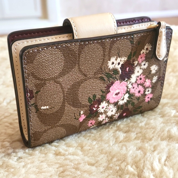Beautiful NWOT Coach Signature Brown Evergreen Floral Bi-Fold Wallet  🩷🤎🎁🌸🤍 - Picture 4 of 16